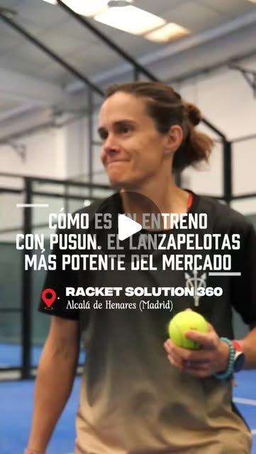 Clase de pádel con máquina lanzapelotas